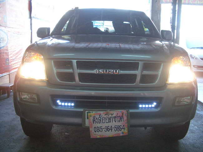 ลูกค้านำ รถยนต์ ISUZU D-MAX CAB มาติดตั้ง ไฟ DAY LIGHT กับทางร้าน